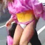 【盗撮動画】花火大会会場に行く道中で浴衣を捲られてる普段はミニスカパンチラしてそうな女子たち♪