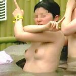 【盗撮動画】全裸が当たり前の露天風呂という空間で入浴風景を舐め回すように撮られてる淑女たち♪