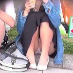 【盗撮動画】街中でテニスラケット持ったギャルはその競技特性から股間がだいぶ緩くなってる件♪