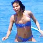 【盗撮動画】ビキニ姿でサーフィンしてるアクティブ女子が悪戯なビッグウェーブで乳チラ披露してますた♪