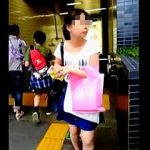【盗撮動画】素人娘たちの全く予想を裏切らない安定のパンチラを逆さ撮りしてる危険な撮り師♪