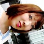 【盗撮動画】ムチムチ下半身女子に逆さ撮りした後に声までかけてお触りまでしてる隙の無い撮り師♪
