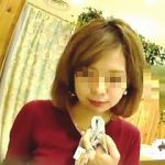 【盗撮動画】他意はないがＡＶスカウトマンが放って置かない感じの店員さんを褒めておだてて逆さ撮り♪