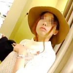 【盗撮動画】ファッショナブルな店員さんを洋服のモデルに仕立てて逆さ撮りしてる口八丁な撮り師♪
