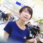 【盗撮動画】店員さんの警戒心を解きながら徐々に逆さ撮りアタックする登山家のような撮り師♪