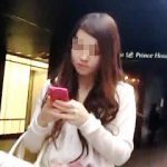 【盗撮動画】セルフで露出プレイを楽しんでるとしか思えないスケベなパンティ穿いた女子を粘着逆さ撮り♪