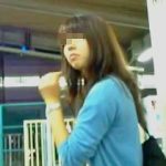 【盗撮動画】駅のホームでターゲットの姿をじっくり拝んでからスカメク撮りしてる腰の座った撮り師♪