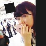 【盗撮動画】衆人環視の駅エスカレーターでターゲットに張り付いてスカメク撮りしてる強心臓の撮り師♪