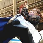 【盗撮動画】駅のホームでガードがユルそうでユルくないスマホマスク女子との熾烈な逆さ撮り攻防戦♪