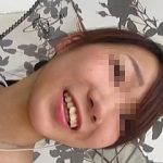 【盗撮動画】何度もスカート捲って喰い込みパンティ隠し撮りしてから平然と声を掛ける撮り師の悪行♪