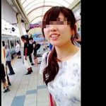 【盗撮動画】親切に道を教えてくれた女子たちにお礼を兼ねてスカメク撮りしてる呆れた撮り師♪