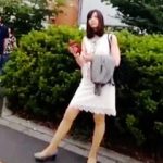 【盗撮動画】駅のエスカレーターを主戦場にフラッシュ逆さ撮りにトライしてる破天荒な撮り師♪