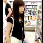 【盗撮動画】極上ターゲットの可愛い女の子を逆さ撮りしたらパンティに若干シミついてますた♪