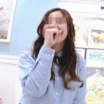 【盗撮動画】制服がロングスカートのミキ〇ウスの店員さんに逆さ撮りチャレンジしてる無鉄砲なヤツ♪