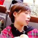 【盗撮動画】チェック柄が似合う小柄な店員さんに接客させてパンチラ逆さ撮りしてる野暮な撮り師♪