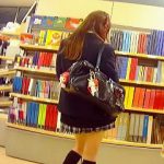 【盗撮動画】犯罪級のミニスカ穿いたニ〇ル風の女子校生にパンチラ逆さ撮りアタックしてる犯罪者♪