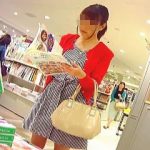 【盗撮動画】本屋で立ち読みしてるギンガムワンピの女子を逆さ撮りしたら完璧にコーデされてますた♪