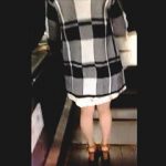 【盗撮動画】キラッキラのブルーパンティで観る者を異次元の世界に誘う美脚で綺麗なお姉さん♪