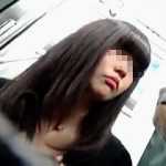 【盗撮動画】スマホ中毒なムチムチ黒髪女子に逆さ撮り中毒な撮り師が粘着してパンチラ捕獲♪