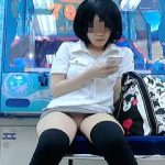【盗撮動画】彼氏につき合ってゲーセンに来たものの退屈なうえにパンチラ撮られただけだった彼女♪
