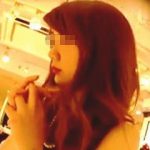 【盗撮動画】バッチリメイクの店員さんのご尊顔をじっくり撮ってからエッチな下半身を逆さ撮り♪