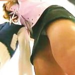 【盗撮動画】店員さんに接客させながら逆さ撮りしたら安定のハイレベルなパンチラが拝めますた♪