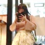 【盗撮動画】スマホ中毒の女の子は下半身が無警戒なので追跡パンチラ撮りも撮り放題な件♪