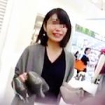 【盗撮動画】紳士的な客を装い淑女系の店員さんの気になるパンチラをしたたかに逆さ撮り♪