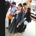 【盗撮動画】ターゲット女子のほうからやって来る駅のホームで物色してから効率的にスカメク撮り♪