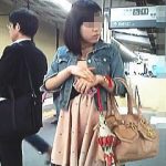 【盗撮動画】駅で見かけた素人女子たちを片っ端からスカメクして勝手にパンティチェック♪