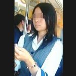 【盗撮動画】社用で電車移動中の制服ＯＬさんを逆さ撮りしたら生理中の貴重なパンチラ捕獲できた♪
