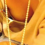 【盗撮動画】試し履きもして熱心に接客してくれてるのに店員さんの胸チラ撮ってるゲスな撮り師♪