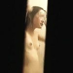 【盗撮動画】無警戒なお風呂の窓の隙間からスレンダーちっぱい女子のシャワーを覗き撮り♪