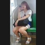 【盗撮動画】電車内でユルい感じのギャルを発見したので追跡してエッチなパンチラ逆さ撮り♪