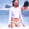 【盗撮動画】サーフィン初心者向けのビーチで透け乳晒して波と戯れる露出癖丸出しのギャル♪