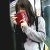 【盗撮動画】電車で見かけた若々しい女子校生のムンムンしてるパンチラを逆さ撮り♪