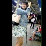 【盗撮動画】駅のホームで電車を待つ女子たちのスカート捲って念願のパンティ拝み撮り♪
