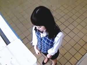 【盗撮動画】故障中の自販機にカメラを仕込んでＯＬたちのパンチラを隠し撮りしてる出入り業者♪