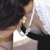 【盗撮動画】普段は着ない胸元の開いたドレスを纏った美乳お姉さんの結婚披露宴受付乳チラ絶景♪