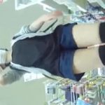 【盗撮動画】ショートパンツ穿いてるからって油断してるマスク女子の見放題な隙間パンチラ♪