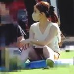 【盗撮動画】公園で透けパン晒して…きっと彼女はスカート穿いてることを忘れてるんだろう♪