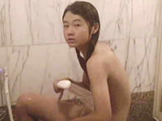 イケナイことだと分かりつつも、覗きたい衝動を抑えきれず差し込むカメラのレンズ！