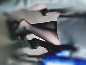 【盗撮動画】セクシー臭漂わせて空港バスに乗り込んできたＣＡ集団の黒スト越しの純白パンティ♪