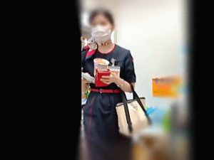 【盗撮動画】コンビニレジに並んでる空港職員っぽい制服淑女の黒パンスト越しのエロチックパンティ拝見♪