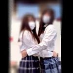 【盗撮動画】教室内でTikT⚫の撮影に熱中してるクラスメイトのダブル生パンティを逆さ撮り♪