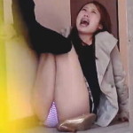 【盗撮動画】やっと入ったトイレで両足縛られて「漏れてまうやろ~!」を連呼する関西パニックお姉さん♪