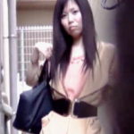 【無修正】見た目の印象からは想像もつかない女子たちが傍迷惑な野外放尿しておった♪