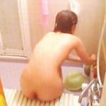 【盗撮動画】ユニットバスでシャンプー中の女の子を覗き撮りして楽しんでる隣人のオレ♪