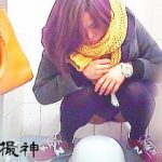 【盗撮動画】昭和チックな和式トイレでオシッコ姿を撮られたニューバランスな黒タイツ女子♪