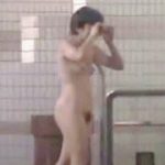 【盗撮動画】風呂で友達の裸を撮影してる女子がガッツリ自分の裸も撮られてますた♪